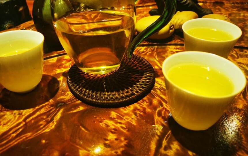很容易让人幸福的事！坐一起喝茶，品的是满满情谊。