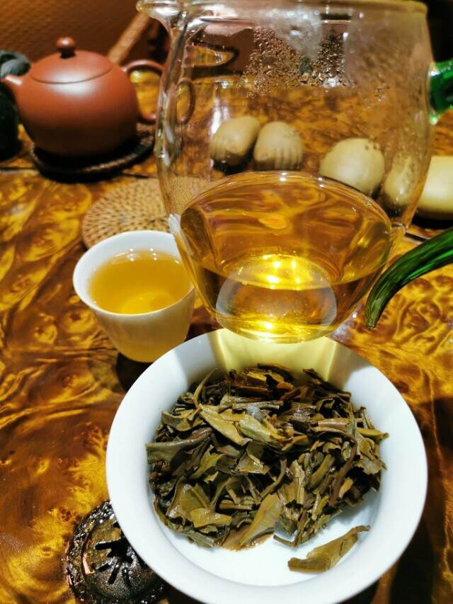 优质的普洱茶，茶汤入口马上就可以判断其粘稠度。