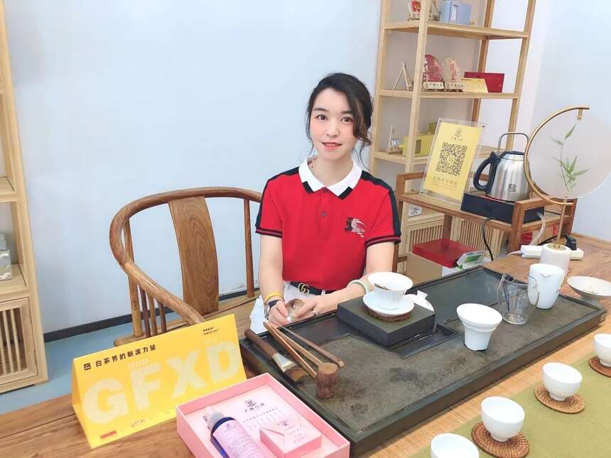 茶三代90后美女老板创业两年，品牌竟荣登中国白茶十强！