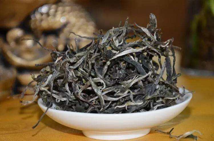 在勐库东半山坝糯，有一种茶叫藤条茶