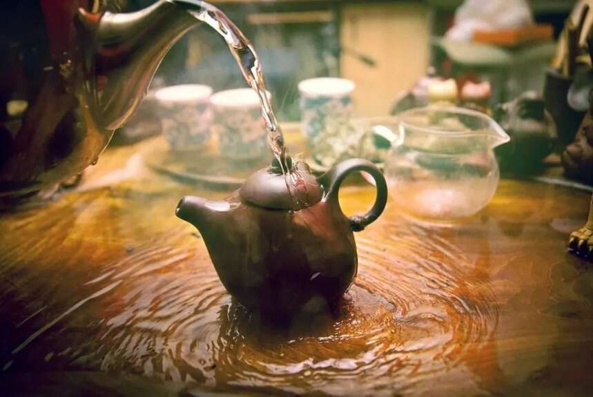 论品茶的仪式感，专心地喝一杯茶吧