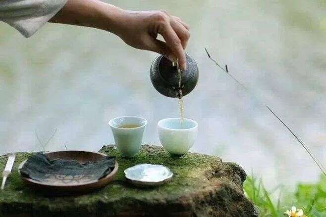 论品茶的仪式感，专心地喝一杯茶吧