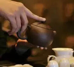 喝茶玩壶，这些拿壶的方式你都知道吗？