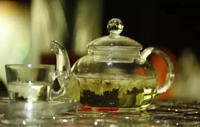 夏季饮茶学问多，到底哪些茶适合夏天喝？