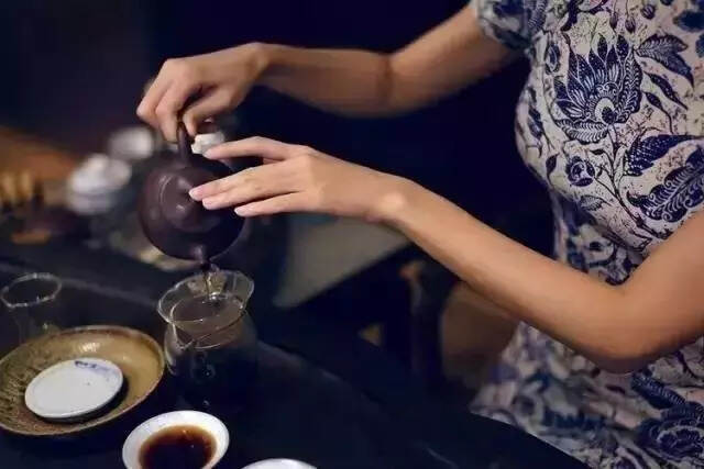 旗袍和茶，是女人一辈子的情人
