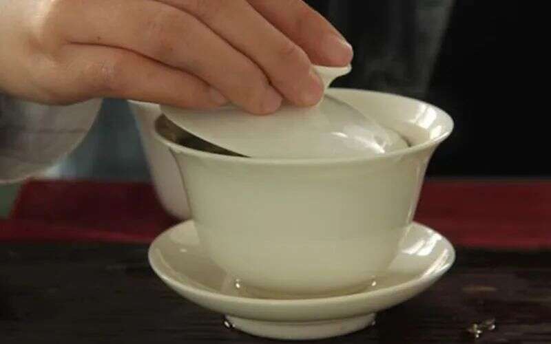 用盖碗泡茶的4个技巧，学会了泡茶再也不怕烫