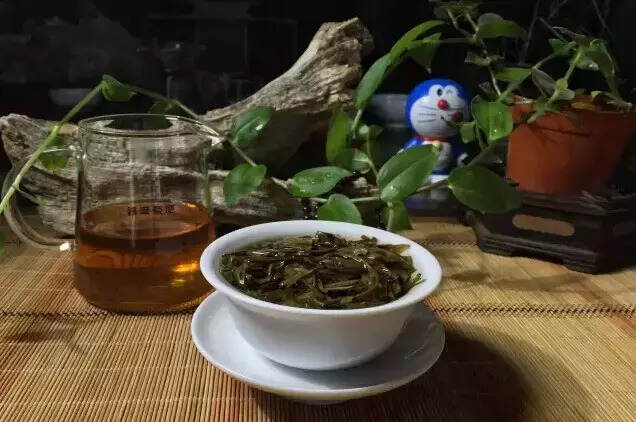 盖碗泡茶和紫砂壶泡茶有什么不一样？