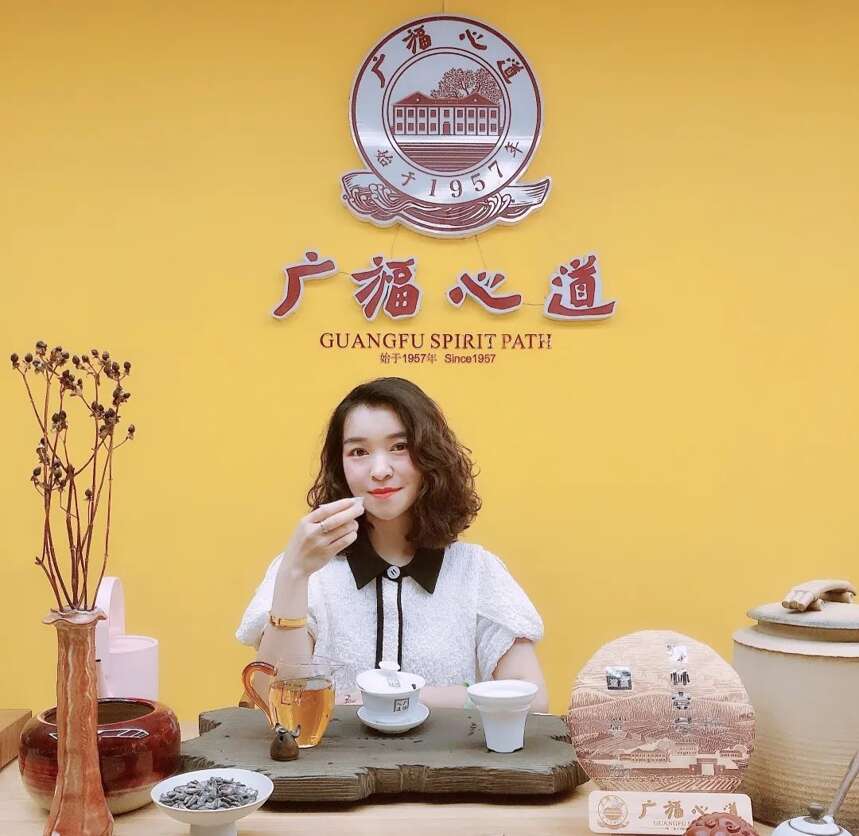茶三代90后美女老板创业两年，品牌竟荣登中国白茶十强！