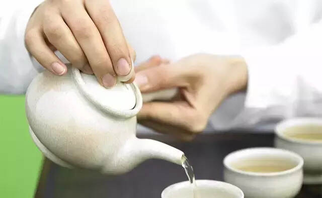 如何像茶艺师一样优雅地泡茶？