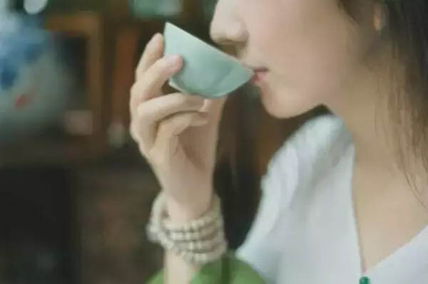 女子要学会喝茶，让茶的芳香浸入心灵