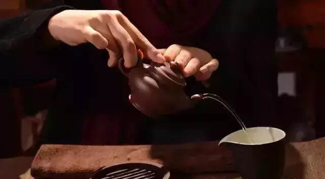 喝茶玩壶，这些拿壶的方式你都知道吗？