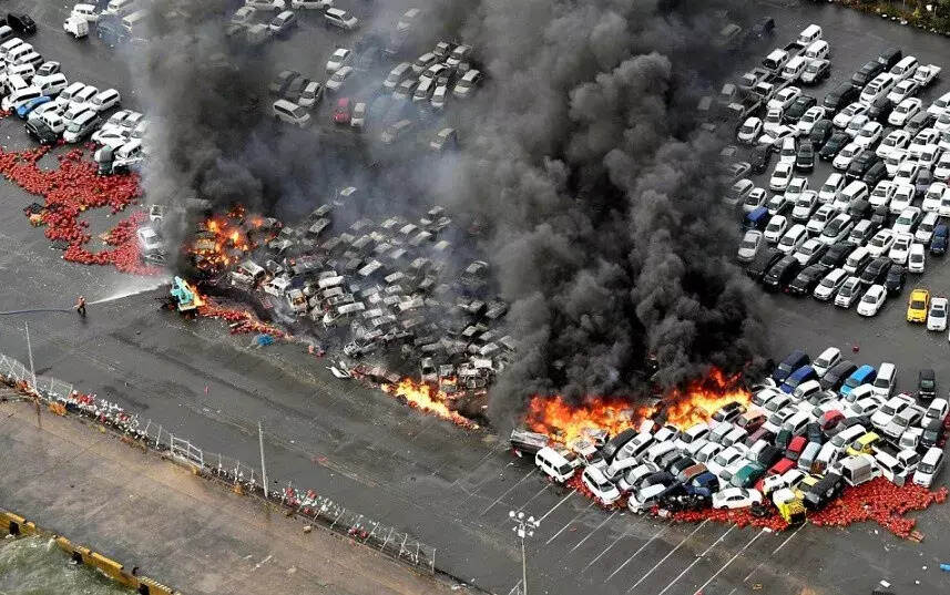 “变态”一幕让人怀念：数百辆车打着双闪，冲向人间地狱···