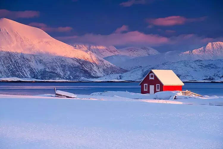 浪漫的雪中小屋