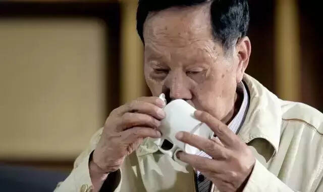 一代宗师、海湾茶业邹炳良先生荣获“普洱茶传承工艺大师”称号