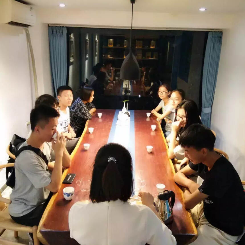 华中农业大学茶学专业的学生到宽和茶馆进行参观体验茶文化