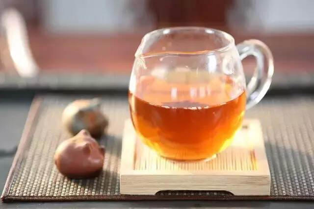 品黑茶，学会“茶颜观色”