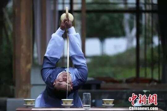 中国首个长壶茶艺龙行十八式非遗传承人——徐伟