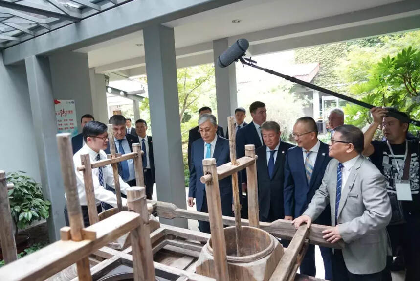 哈萨克斯坦总统托卡耶夫到访中国茶叶博物馆