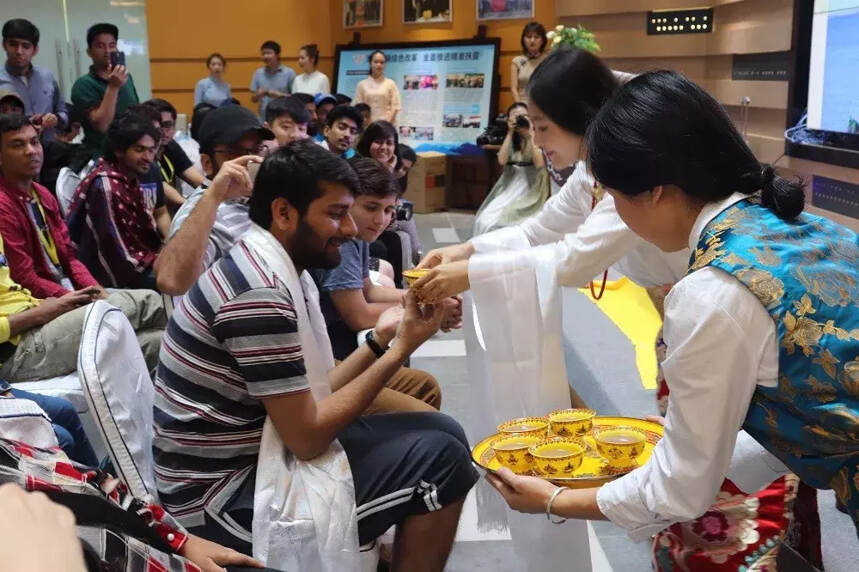 巴基斯坦和韩国近百名夏令营师生来蜀茶体验茶文化