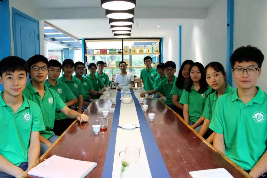 西南石油大学学生到宽和茶馆进行暑期社会实践活动