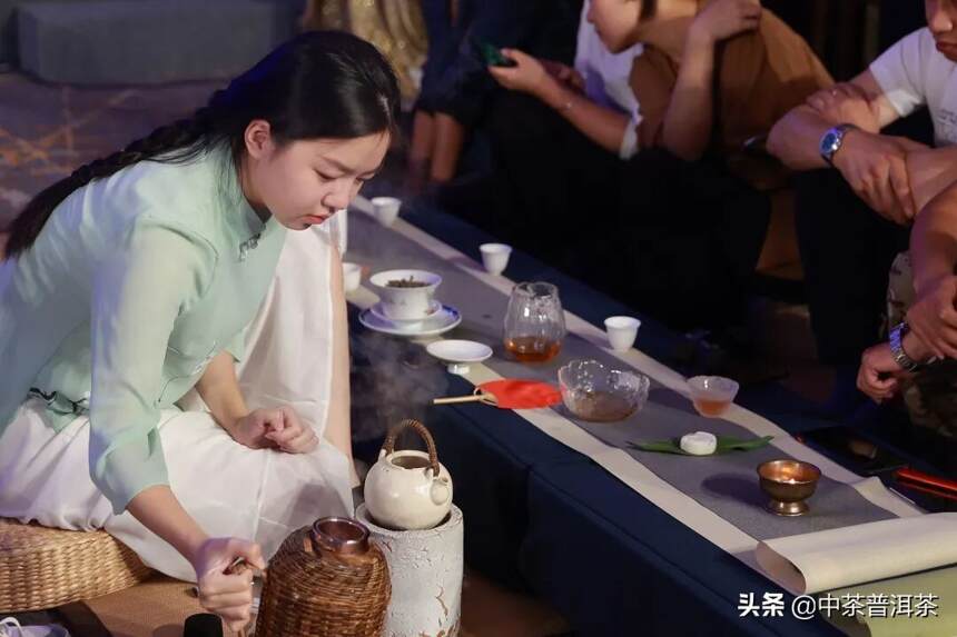 石上余香 一世青缘 八八青杭州文化之旅暨中茶霸悍号老班章首发举办