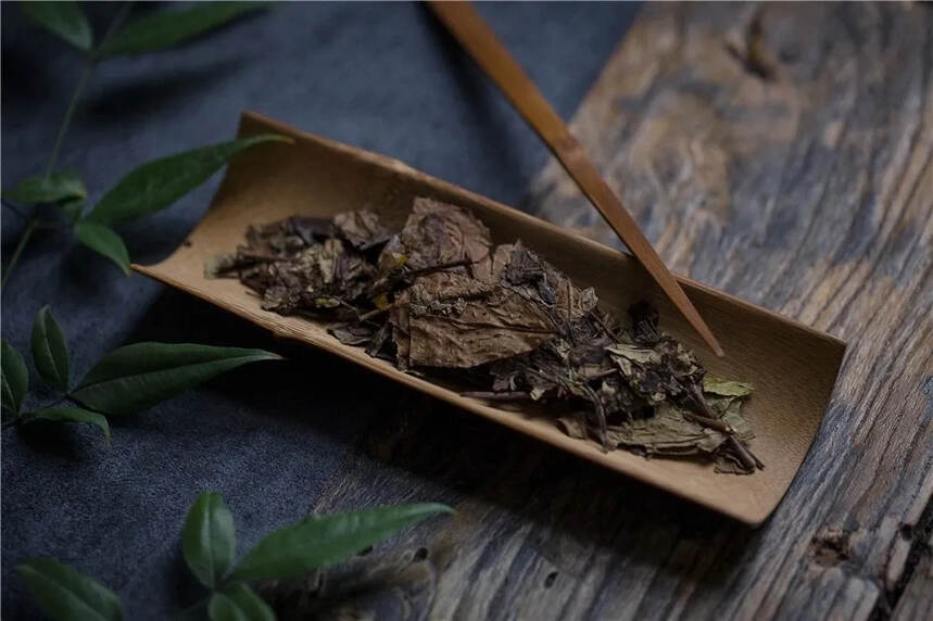 一款寿眉茶饼撬出碎茶，是白茶本身品质出现问题了么？