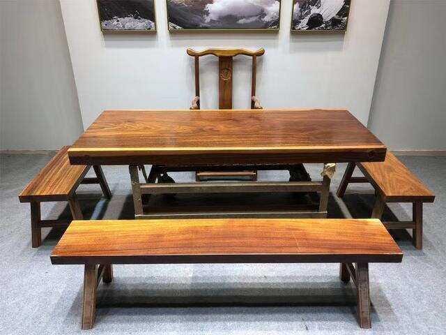 简洁大方的实木大板桌要如何配置呢？