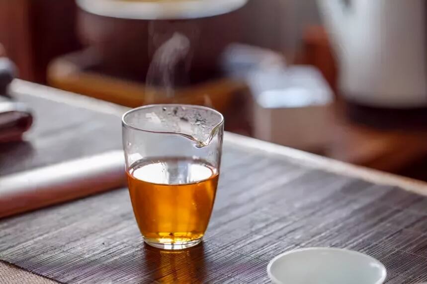 澄清：白茶存放时间越长，发酵程度越高，喝起来会越来越像红茶？