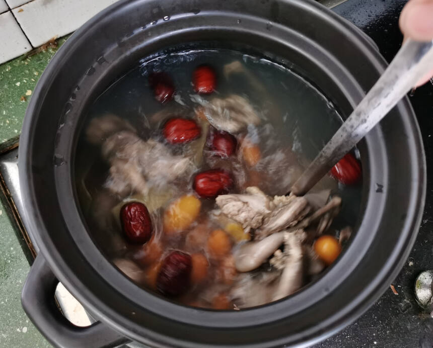 鹌鹑煲凤眼果汤的做法，经验告诉你该这样做，比板栗还要好吃