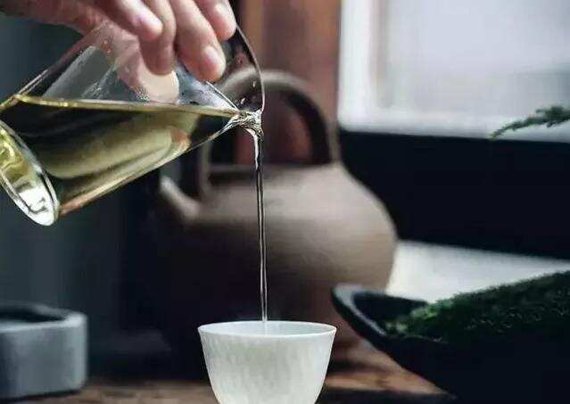 冬季低温寒冷，福鼎白茶需要高温存放、定期晒茶么？