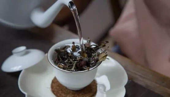 茶友来信：新买的福鼎白茶，香气甜味都有，为何茶汤有点薄？