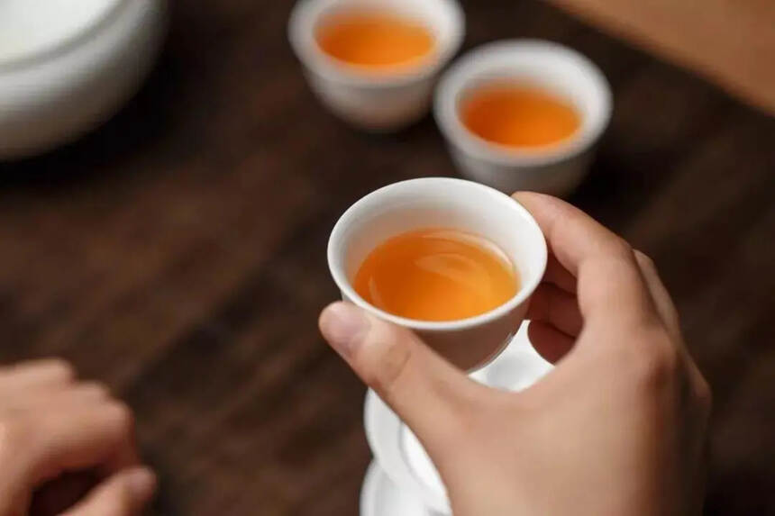 沸水冲泡新白茶，出现苦味，是水温太高的原因么？