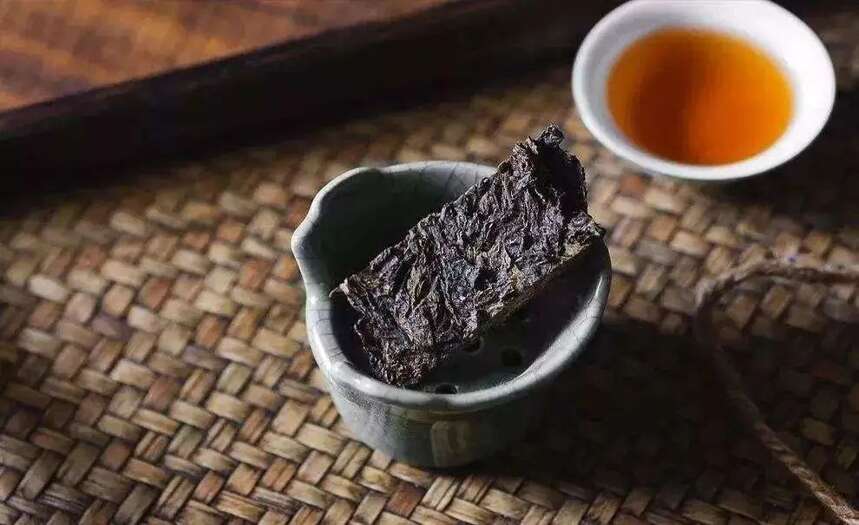 陆羽茶交所分享为什么普洱能藏100年，而绿茶保质期只有36个月？