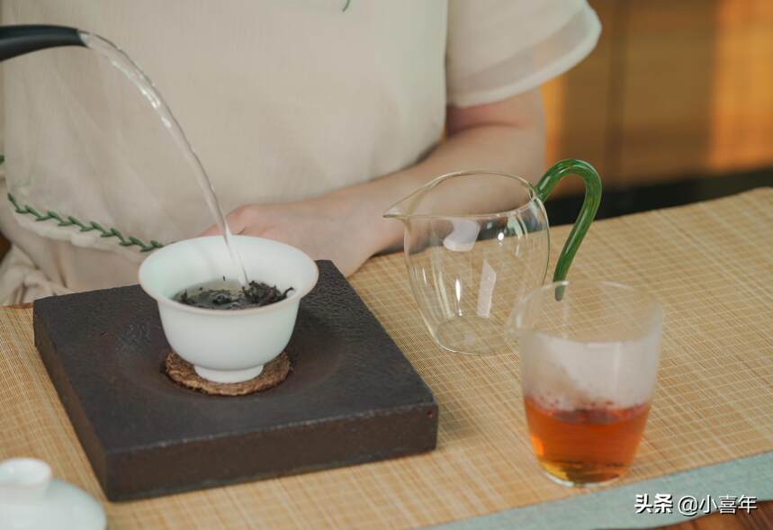 喝茶大疑惑：泡岩茶为什么要准备两个公道杯？