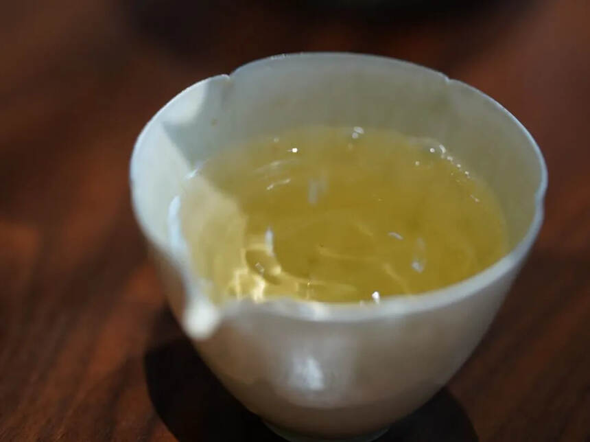 沸水冲泡新白茶，出现苦味，是水温太高的原因么？