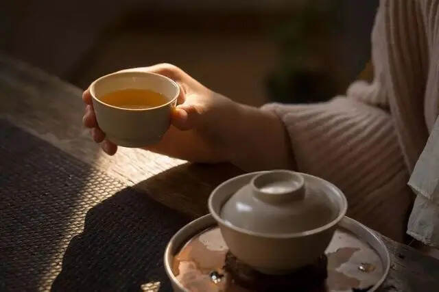 为什么微发酵的白茶可以存放，中度发酵的铁观音却不能存放？