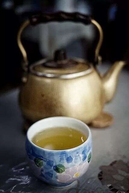 夏季饮茶有讲究，福鼎白茶、绿茶、红茶皆不可盲目饮之