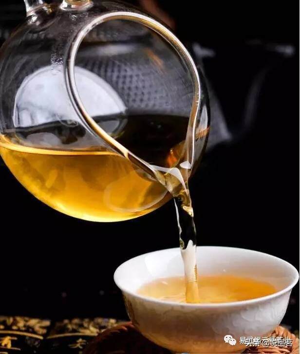 细细流下的茶汤，慢慢品下的茶味，茶是美的，喝茶的人也是美的