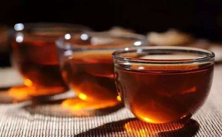 夏季饮茶有讲究，福鼎白茶、绿茶、红茶皆不可盲目饮之