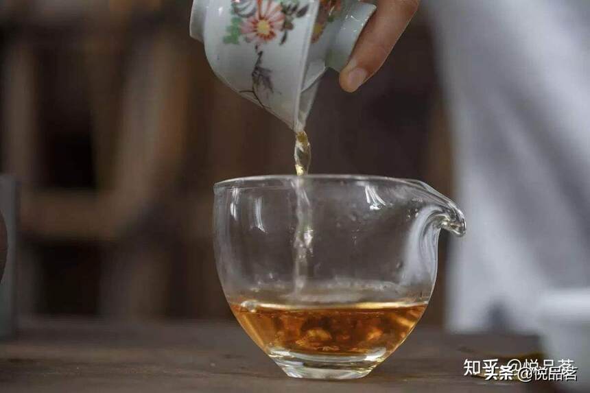 如何鉴别福鼎老白茶的好坏？做旧的十年二十年的老白茶怎么辨别？