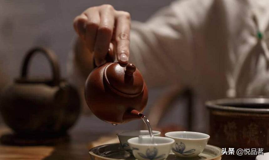 在又苦又甜的茶里，可以领悟到生活的本质和哲理