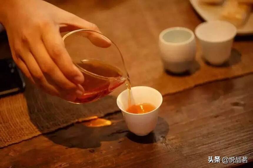 一杯茶的时光，可以让世界静下来，原来喝茶也是一种难得的享受
