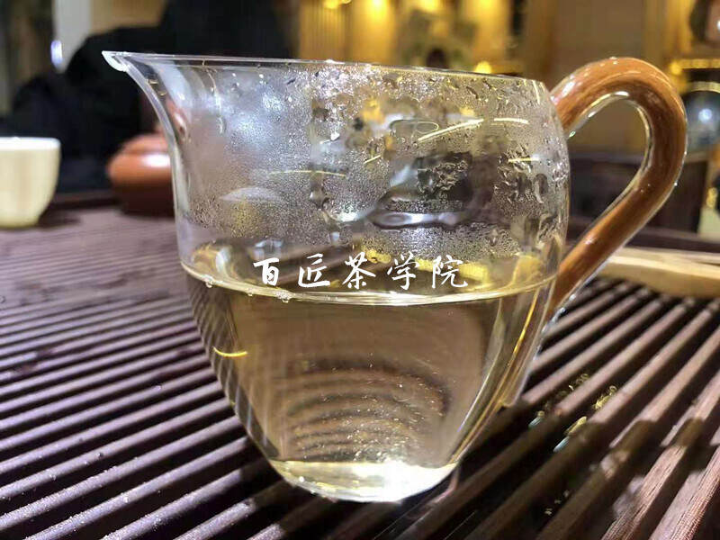 好茶不会泡，也是白费！福鼎白茶冲泡，该用沸水还是温水？