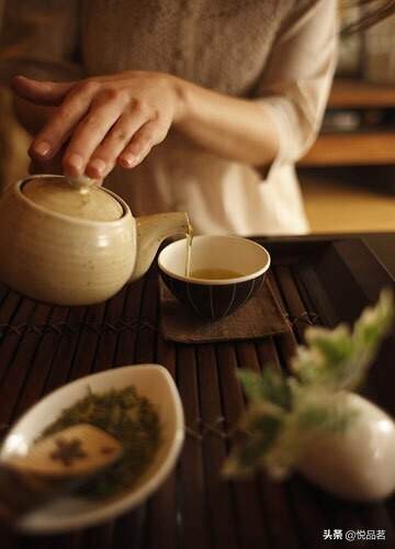 静心独坐，捧茶入定，一茶，一人，透过杯中茶叶看人生