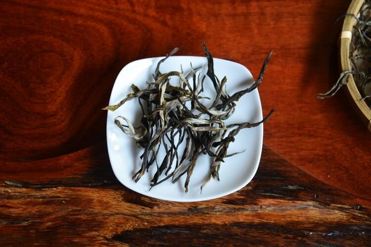 南糯山半坡寨古树茶，香气高苦味淡甜味重