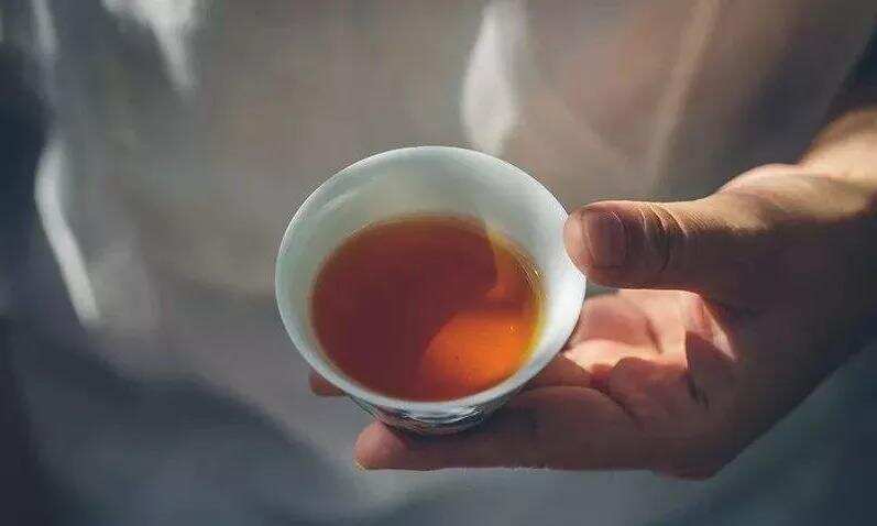 福鼎白茶的纯净度怎么判断？现在居然还有人喝扫地茶？