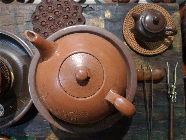 一间茶室，一把老壶，一杯老茶，以茶结缘！