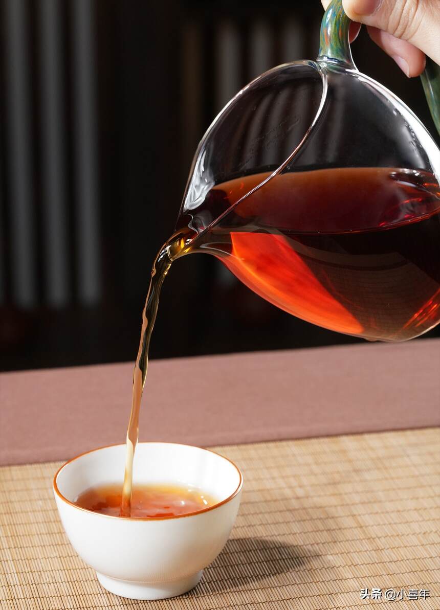 普洱茶为什么压成茶饼存放，而不像绿茶红茶散放存放？