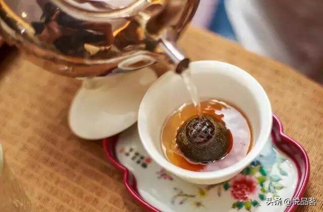 茗茶五泡，每一泡都是不同的滋味，从馥郁到清香，迎接了茶的一生