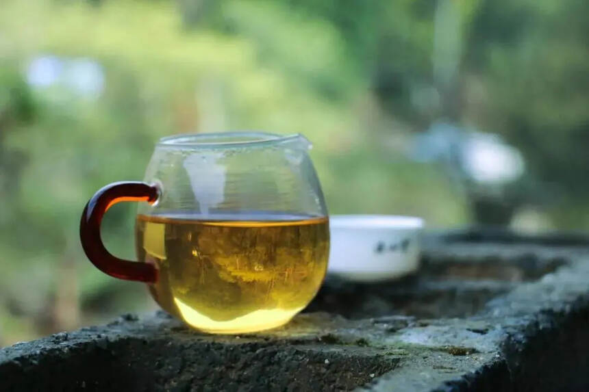红茶只适合冬天喝？贪凉的夏日，一杯温养身心的红茶也不错